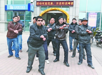 建設方拖欠工程款 農(nóng)民工跳江南Style討薪