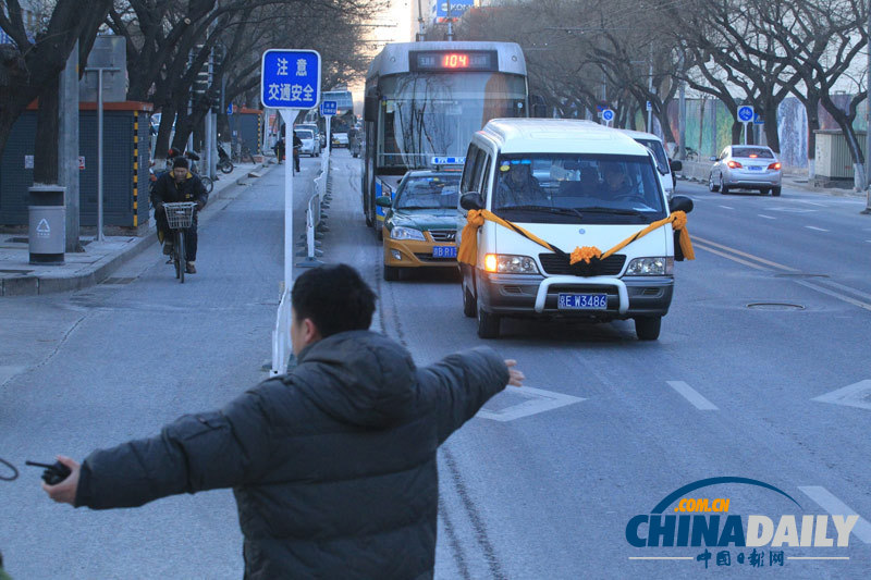 北京：人藝演員送別于是之 靈車繞劇場一周
