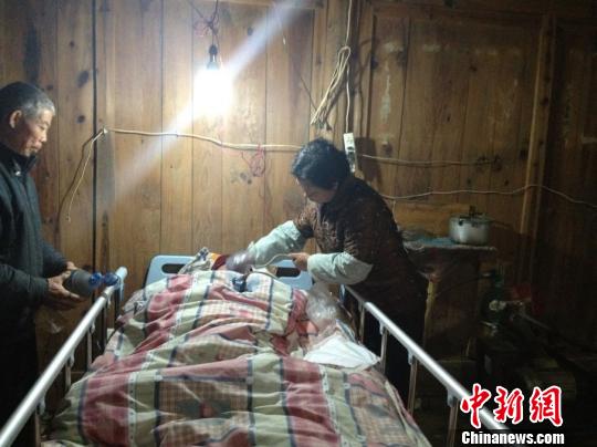 父母自制呼吸機為兒續(xù)命引關(guān)注 各方捐款3萬多