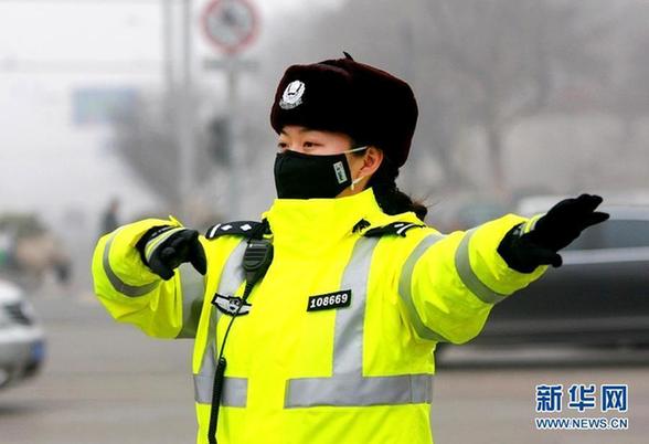 濟(jì)南交警試行戴口罩上崗