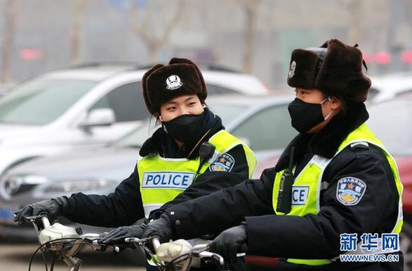 濟(jì)南交警試行戴口罩上崗