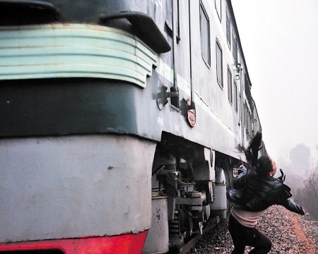 湖南“女文青”向飛馳火車求合影 逼停列車（圖）