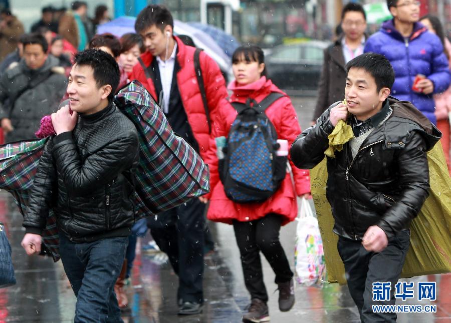 春節(jié)臨近 全國多地迎來節(jié)前春運客流高峰