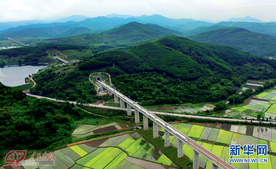 高鐵驅(qū)動中國，改變生活