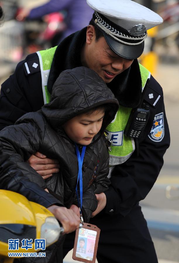 蘇交警“抱抱哥”每天抱送400名孩子下車進(jìn)園門