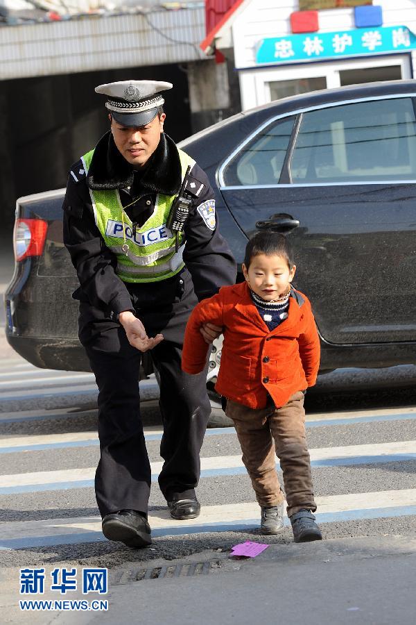 蘇交警“抱抱哥”每天抱送400名孩子下車進(jìn)園門