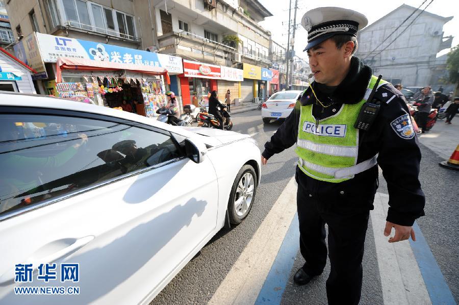 蘇交警“抱抱哥”每天抱送400名孩子下車(chē)進(jìn)園門(mén)