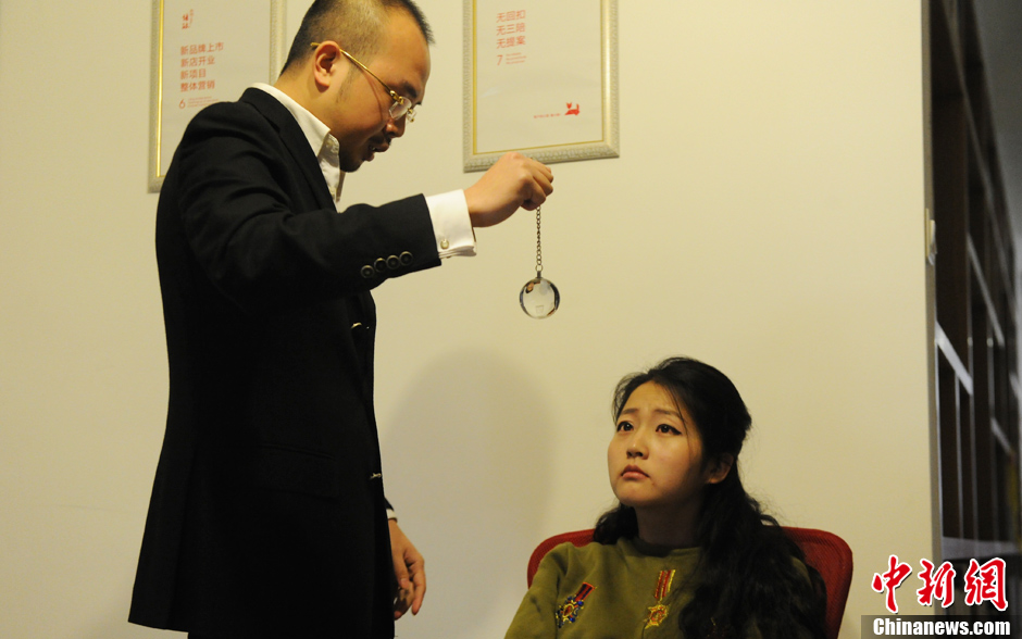 湖南頒發(fā)首張“催眠執(zhí)照” 體驗(yàn)者被水晶球“誘惑”