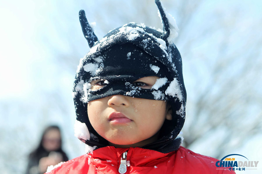北京春分迎強(qiáng)降雪 頤和園游人“雪戰(zhàn)”