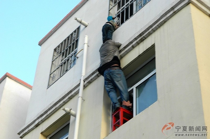 寧夏“托舉哥”40分鐘懸空?qǐng)?jiān)守救被困男孩 組圖
