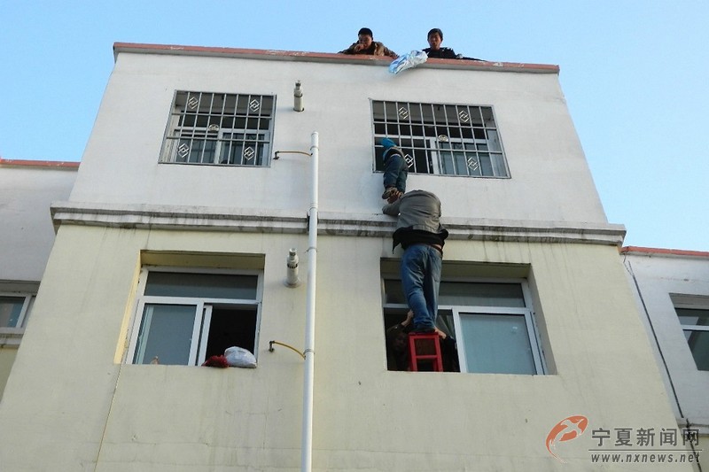 寧夏“托舉哥”40分鐘懸空?qǐng)?jiān)守救被困男孩 組圖