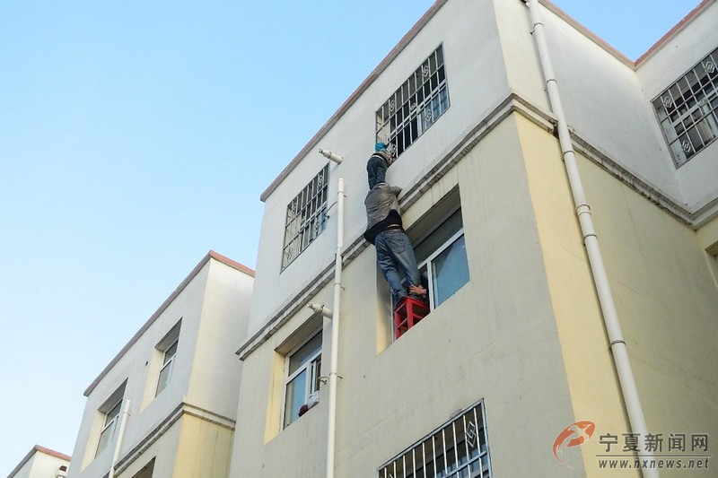 寧夏“托舉哥”40分鐘懸空堅(jiān)守救被困男孩 組圖