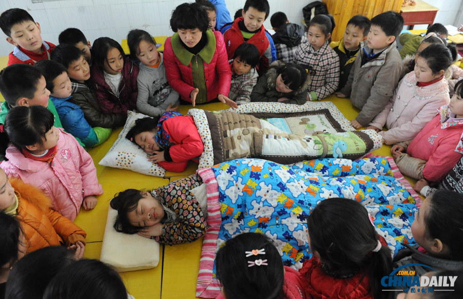 安徽阜陽：睡眠日“學(xué)生娃”學(xué)“睡覺”
