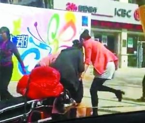 5名女子當(dāng)街扒光小三并潑糞 4歲女兒哭求路人施救
