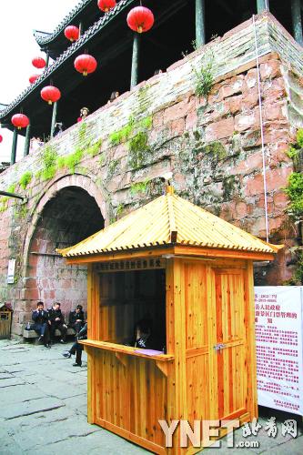 鳳凰古城門(mén)票148元只有33元?dú)w政府 游客如廁待解決