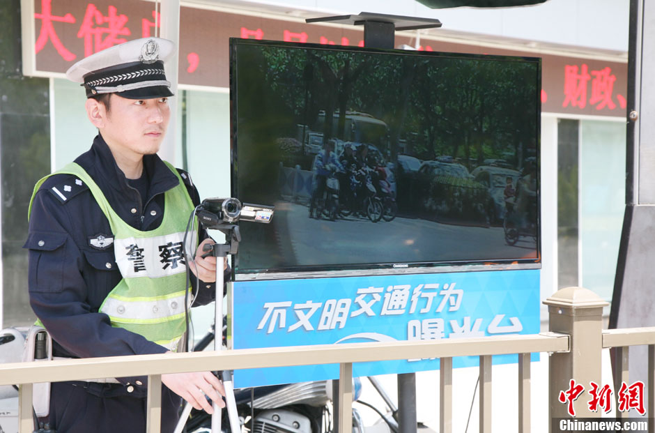 杭州新招治“中國(guó)式過(guò)馬路” 路邊擺屏幕“現(xiàn)場(chǎng)直播”
