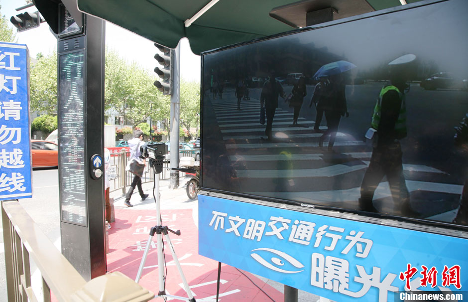 杭州新招治“中國(guó)式過馬路” 路邊擺屏幕“現(xiàn)場(chǎng)直播”
