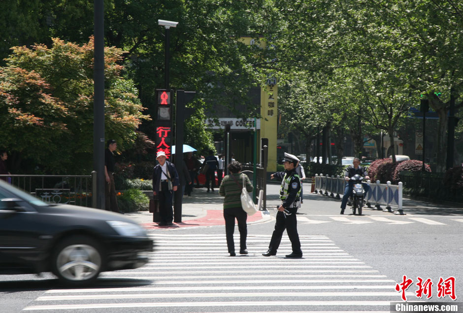 杭州新招治“中國(guó)式過(guò)馬路” 路邊擺屏幕“現(xiàn)場(chǎng)直播”