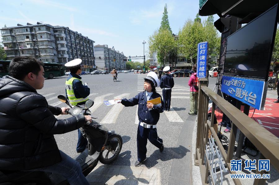 杭州新招治“中國(guó)式過(guò)馬路” 路邊擺屏幕“現(xiàn)場(chǎng)直播”