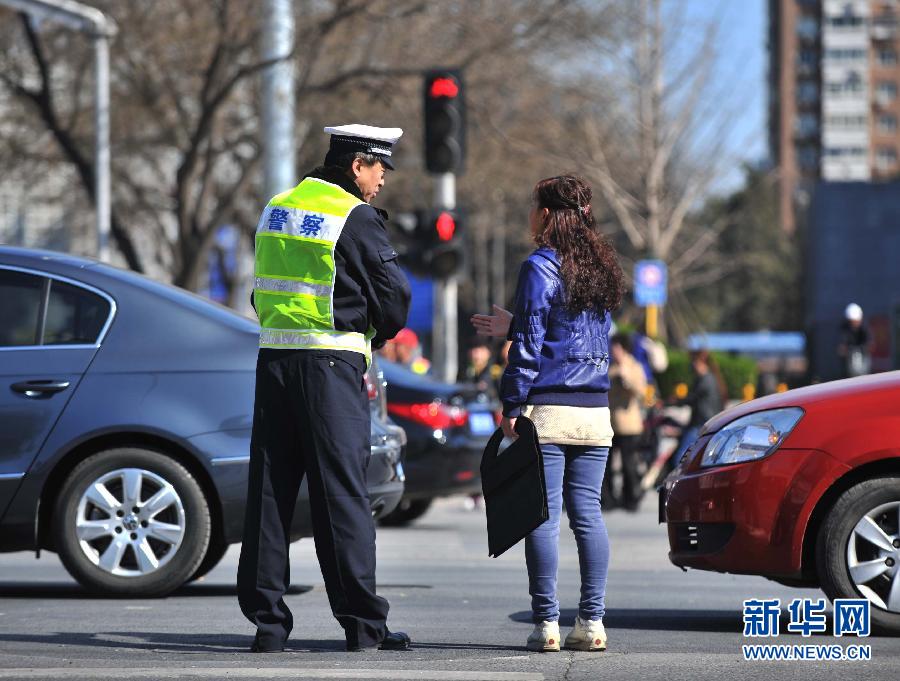 杭州新招治“中國式過馬路” 路邊擺屏幕“現(xiàn)場(chǎng)直播”