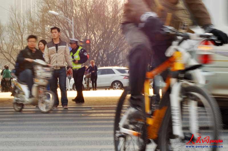 五花八門的中國(guó)式過(guò)馬路（組圖）