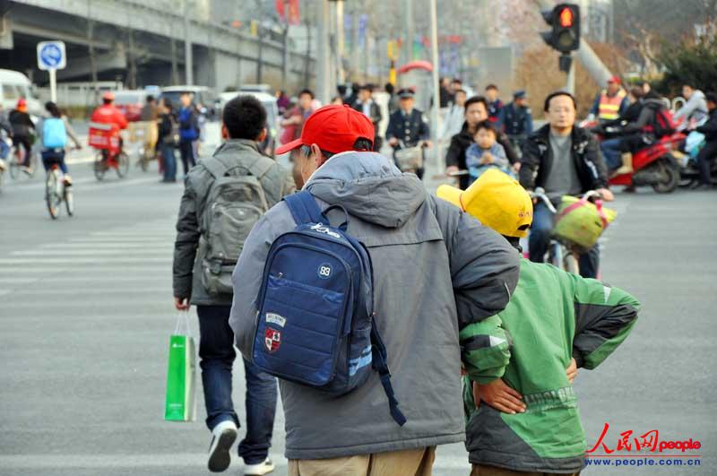 五花八門(mén)的中國(guó)式過(guò)馬路（組圖）