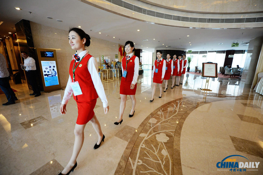 “90后”準(zhǔn)空姐迎接2013國際盆栽大會