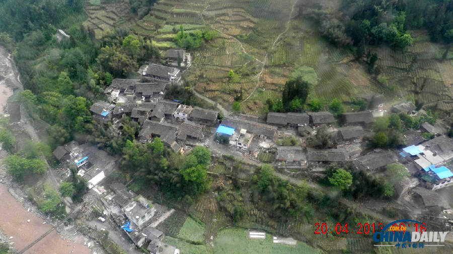 高清：空中直擊四川蘆山地震現(xiàn)場(chǎng) 已有47人死亡