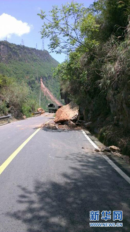 四川蘆山7.0級(jí)地震 民間救援隊(duì)往災(zāi)區(qū)集結(jié)