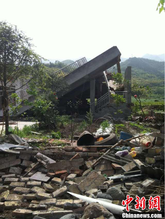 四川蘆山7.0級(jí)地震 民間救援隊(duì)往災(zāi)區(qū)集結(jié)