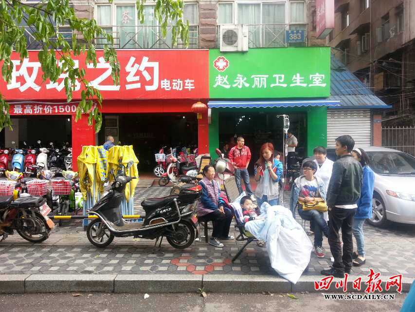 蘆山縣地震現(xiàn)場直擊：房倒屋塌[組圖]