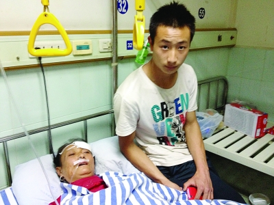 19歲小伙不顧房子搖晃 徒手刨救出母親(圖)