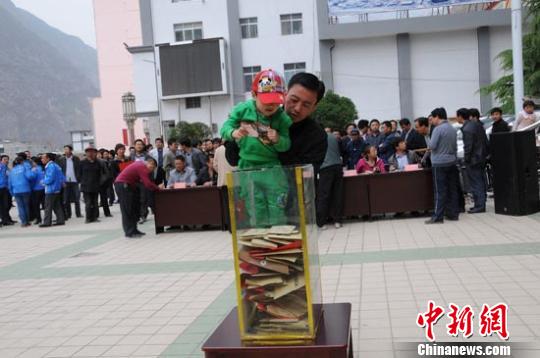 甘肅舟曲民眾情系雅安地震災區(qū)捐款100萬元(圖)