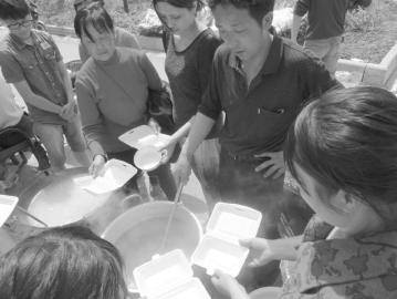 直擊蘆山震后第一頓晚餐：同“粥”共濟(jì)（圖）
