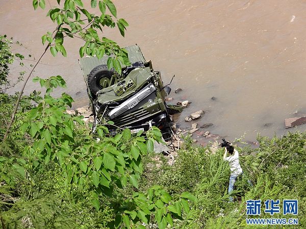 “4·20”蘆山地震感人瞬間：多少愛(ài)讓我們熱淚盈眶