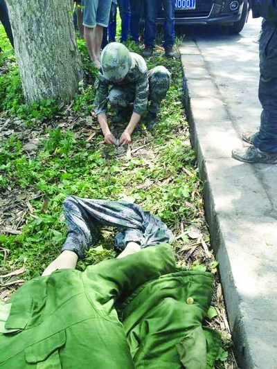 “4·20”蘆山地震感人瞬間：多少愛(ài)讓我們熱淚盈眶