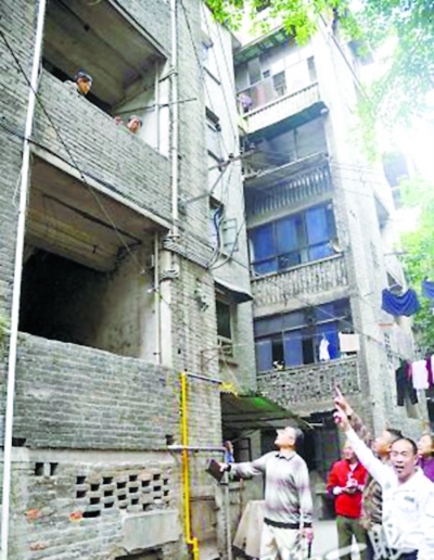 重慶男子避難跳樓重傷 專家強(qiáng)調(diào)遇震躲避要科學(xué)