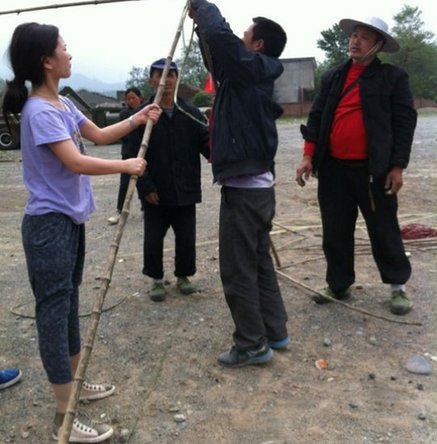 汶川地震斷腿女教師赴蘆山災(zāi)區(qū)當(dāng)志愿者(組圖)