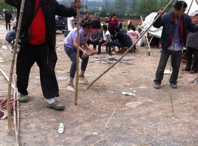 汶川地震斷腿女教師赴蘆山災(zāi)區(qū)當(dāng)志愿者(組圖)