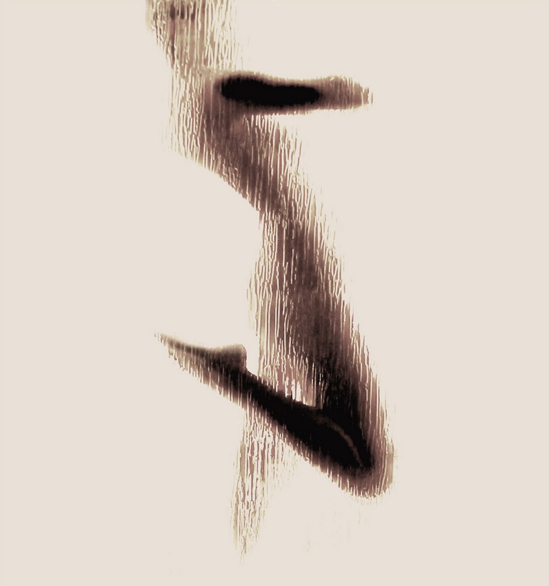 裸體呈現(xiàn)英文字母剪影