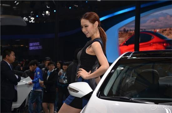 2013上海車(chē)展女模特再掀高潮 配角入戲反當(dāng)主角（圖）
