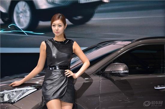 2013上海車(chē)展女模特再掀高潮 配角入戲反當(dāng)主角（圖）