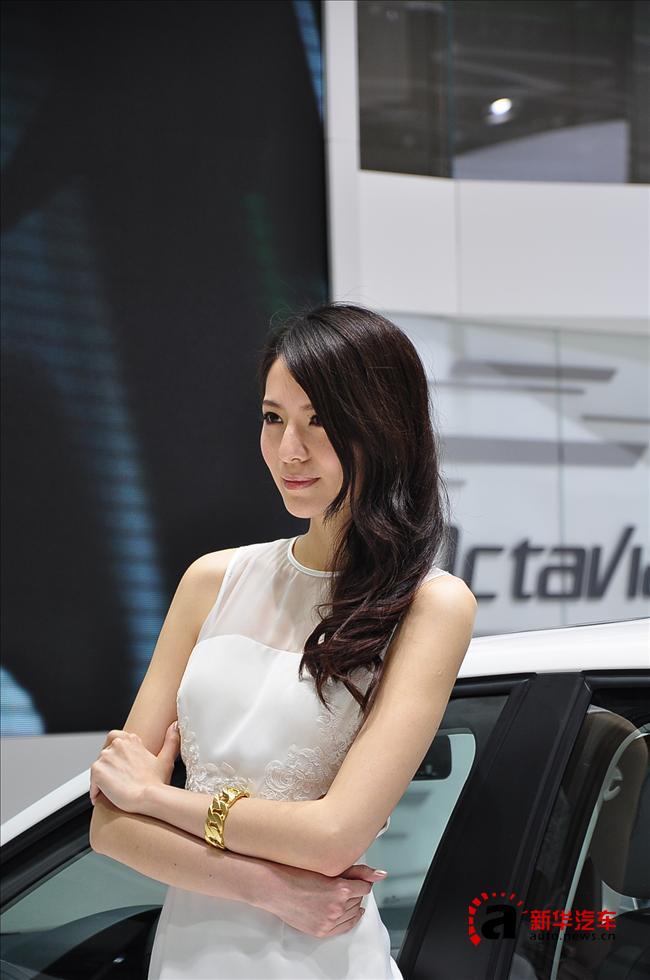 2013上海車(chē)展女模特再掀高潮 配角入戲反當(dāng)主角（圖）