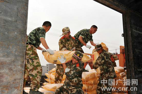 武警河北某部搶運支農(nóng)物資與“時間賽跑”