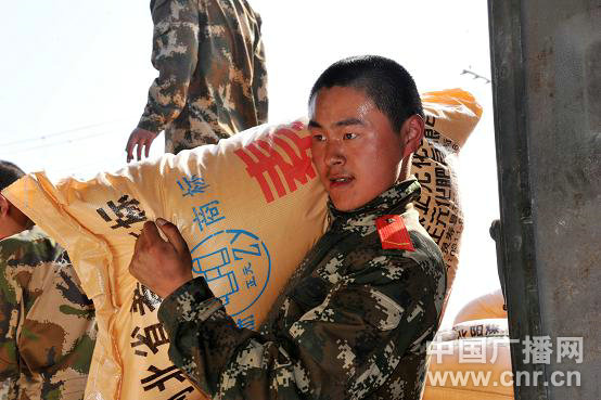 武警河北某部搶運(yùn)支農(nóng)物資與“時(shí)間賽跑”