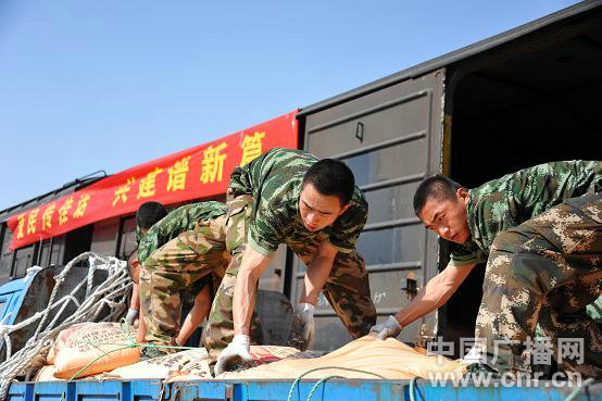 武警河北某部搶運支農(nóng)物資與“時間賽跑”