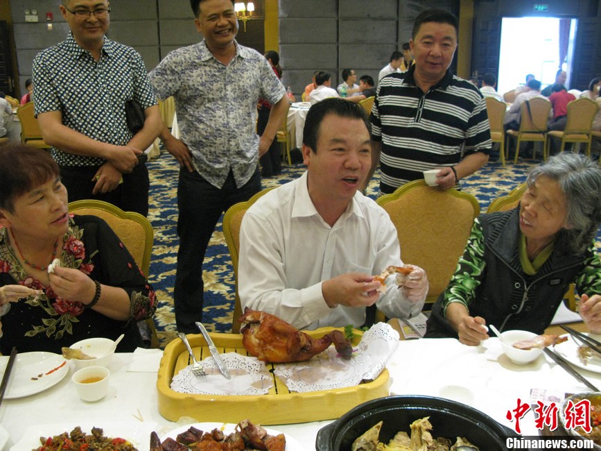 廣西柳州畜牧部門請市民免費(fèi)吃百禽宴