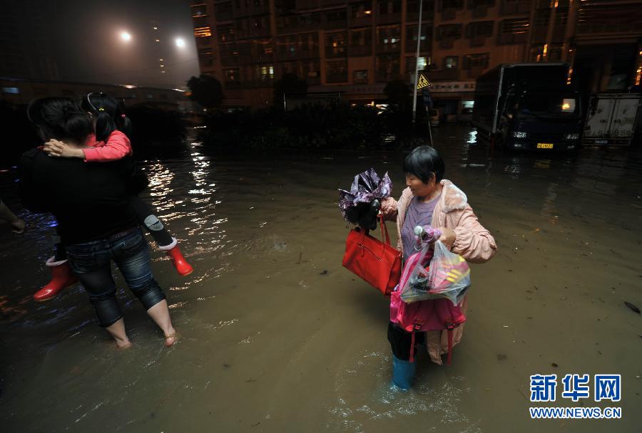 暴雨襲長(zhǎng)沙 城區(qū)現(xiàn)內(nèi)澇[組圖]