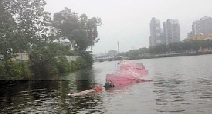 花300萬造的極品龍舟 一個浪過來成了“泰坦尼克”