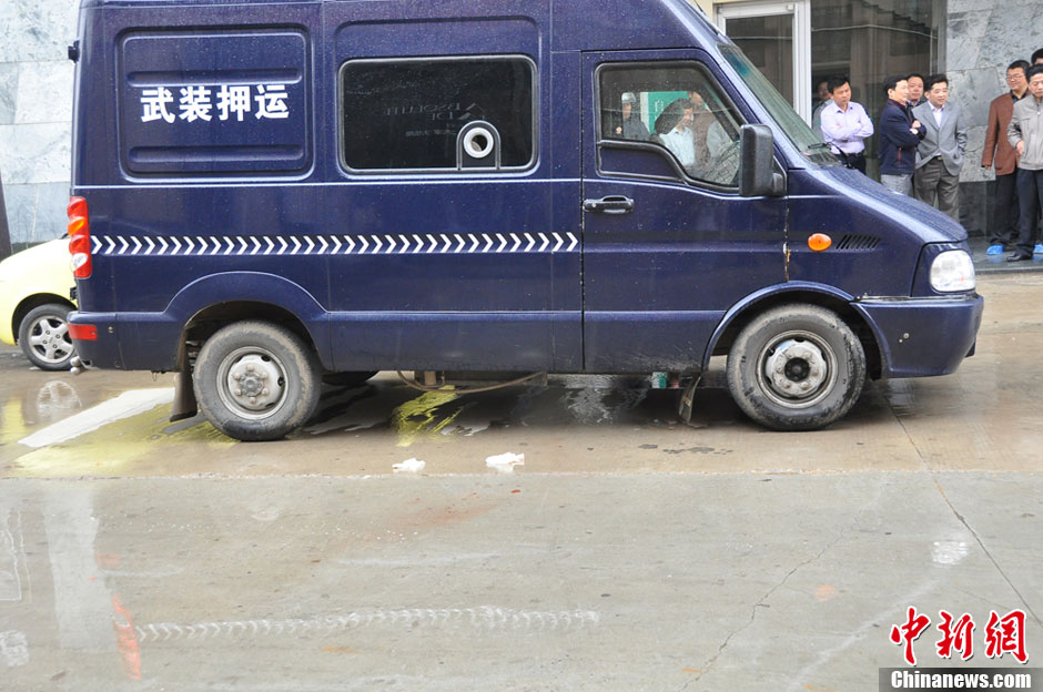 江蘇一運(yùn)鈔車押運(yùn)員車內(nèi)開(kāi)槍自殺身亡 原因尚不明